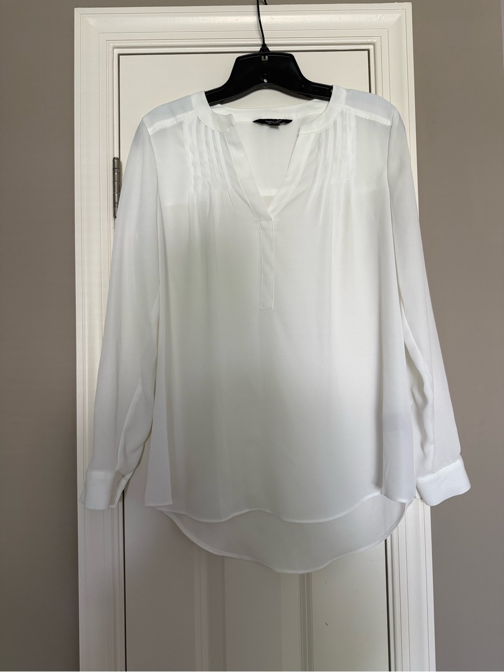 Vera Wang White Split-V Neck Long-Sleeve Blouse